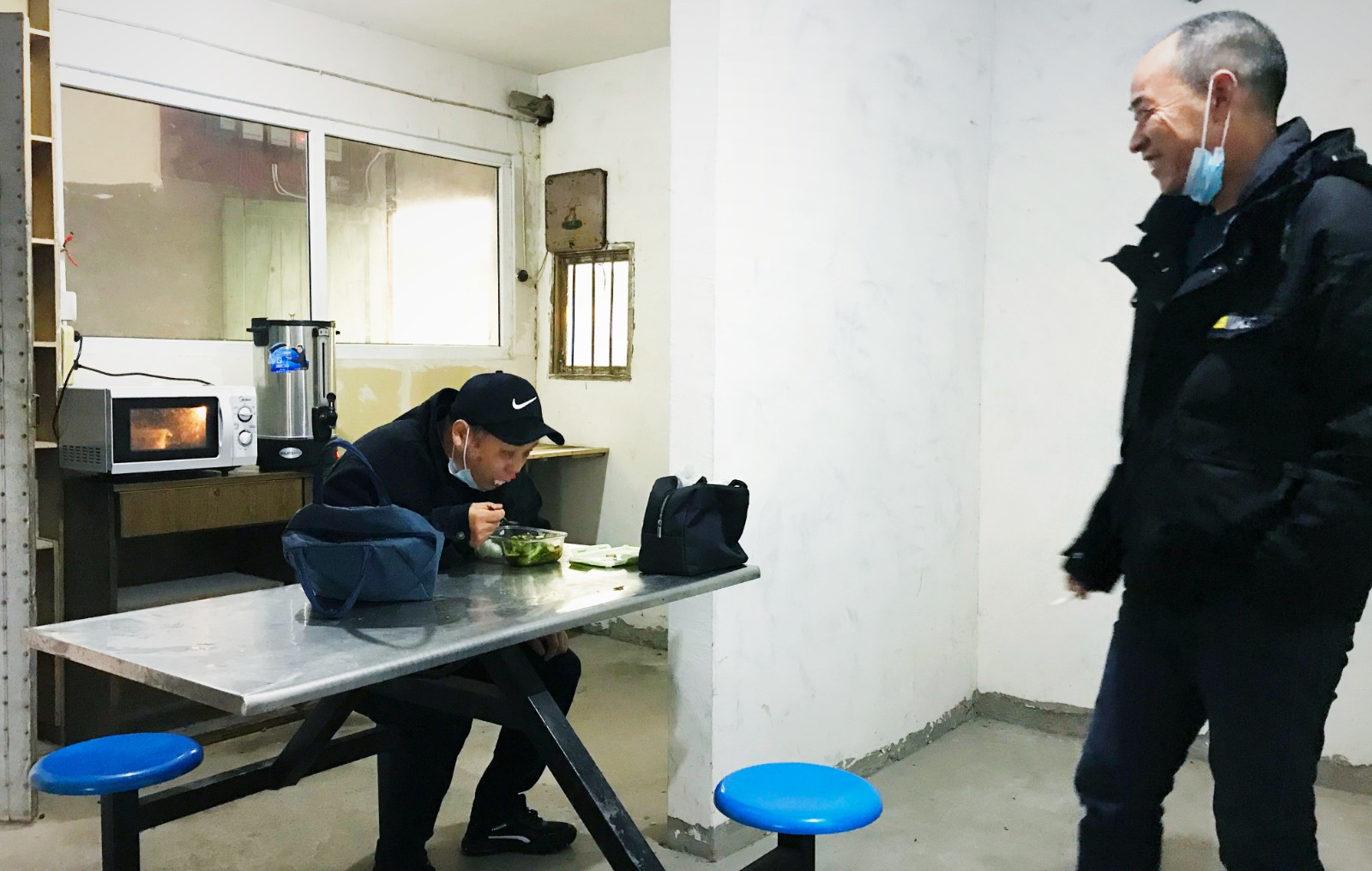 10月份，公司新租建駕駛員休息室之一，駕駛員在休息室內愉悅休息與交談.jpg